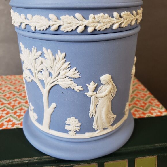 Beautiful Vintage Wedgwood Blue Jasperware Lidded Olympus Jar 5" - Picture 6 of 9